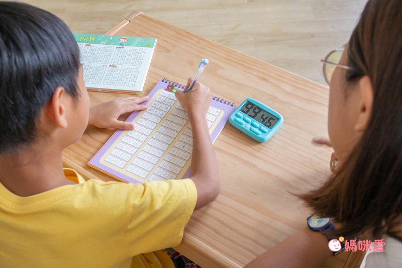 【日本SONiC 】一秒挺胸直腰！兒童學習椅墊Ｘ專注力時鐘新登場