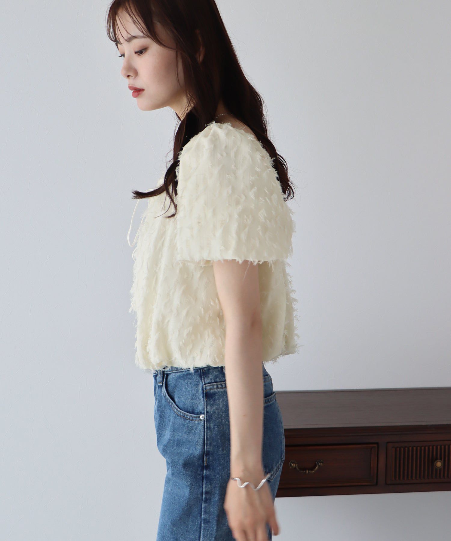 日本 BLUE EAST - 抽鬚感寬領泡泡袖上衣-淺杏