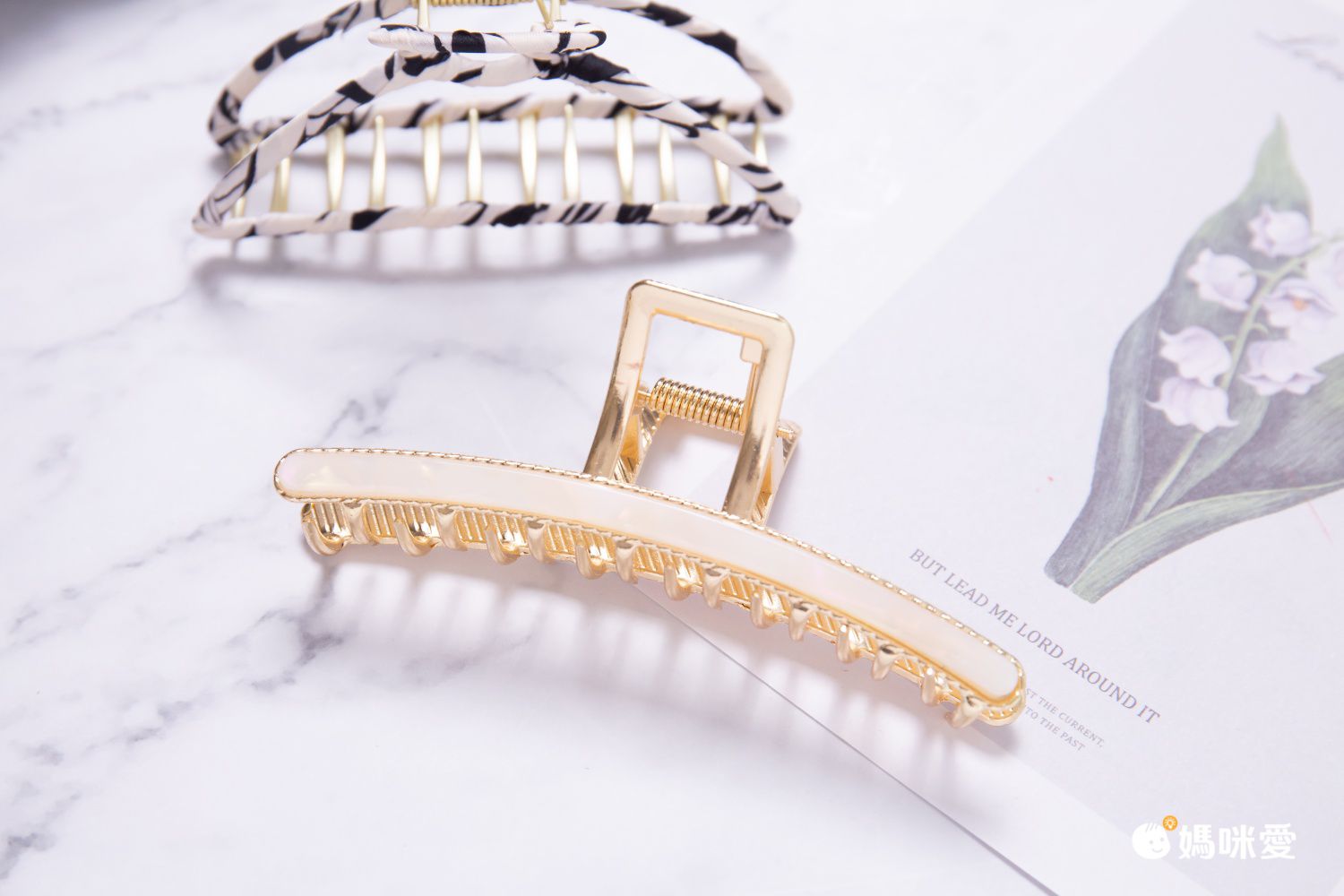 質感花紋金屬一字抓夾-焦糖色