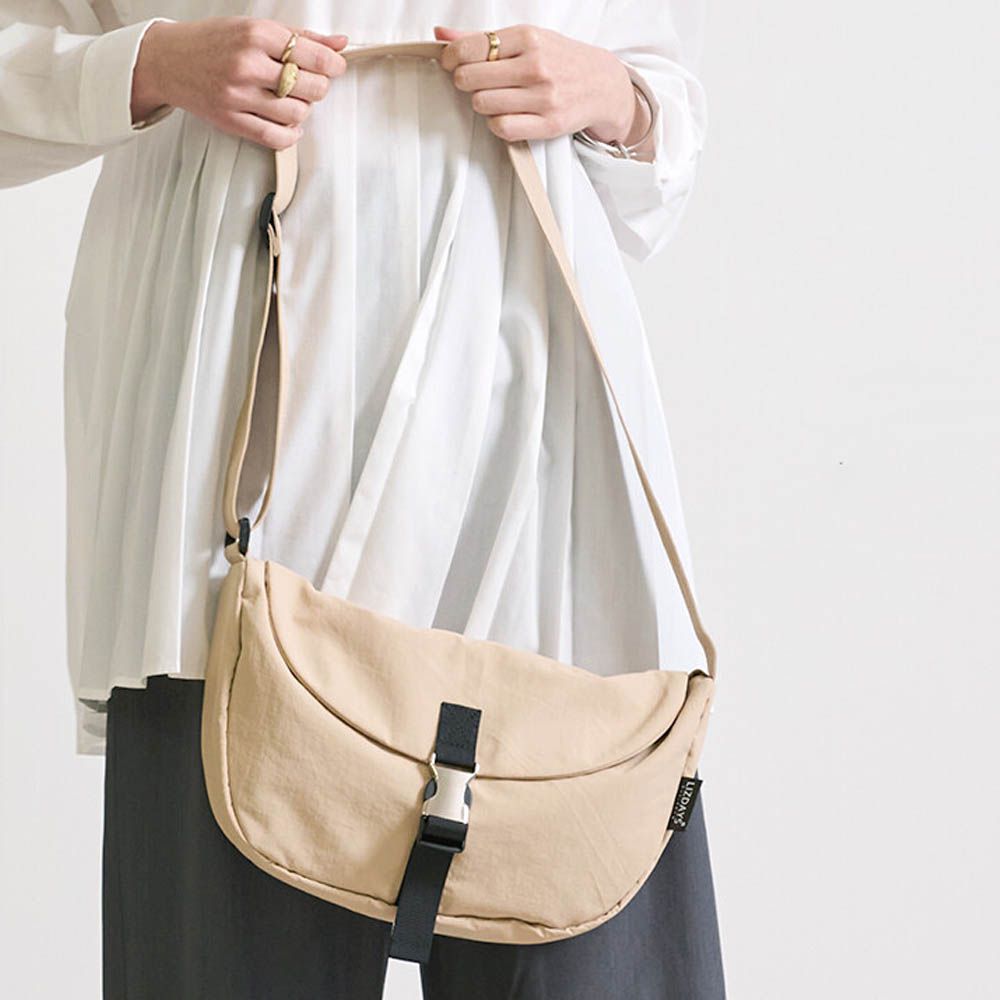 輕量簡約防潑水半月側背包-卡其杏