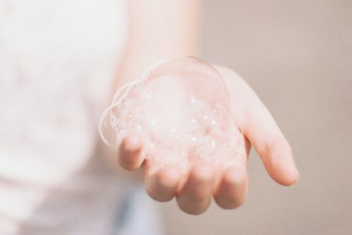 <span>月齡比較小的寶寶，可以選擇<em>容易起泡</em>的沐浴用品～這樣爸比媽咪不僅能夠快速的幫寶寶清潔完成，洗完澡也比較<em>不會有黏膩感</em>！</span>