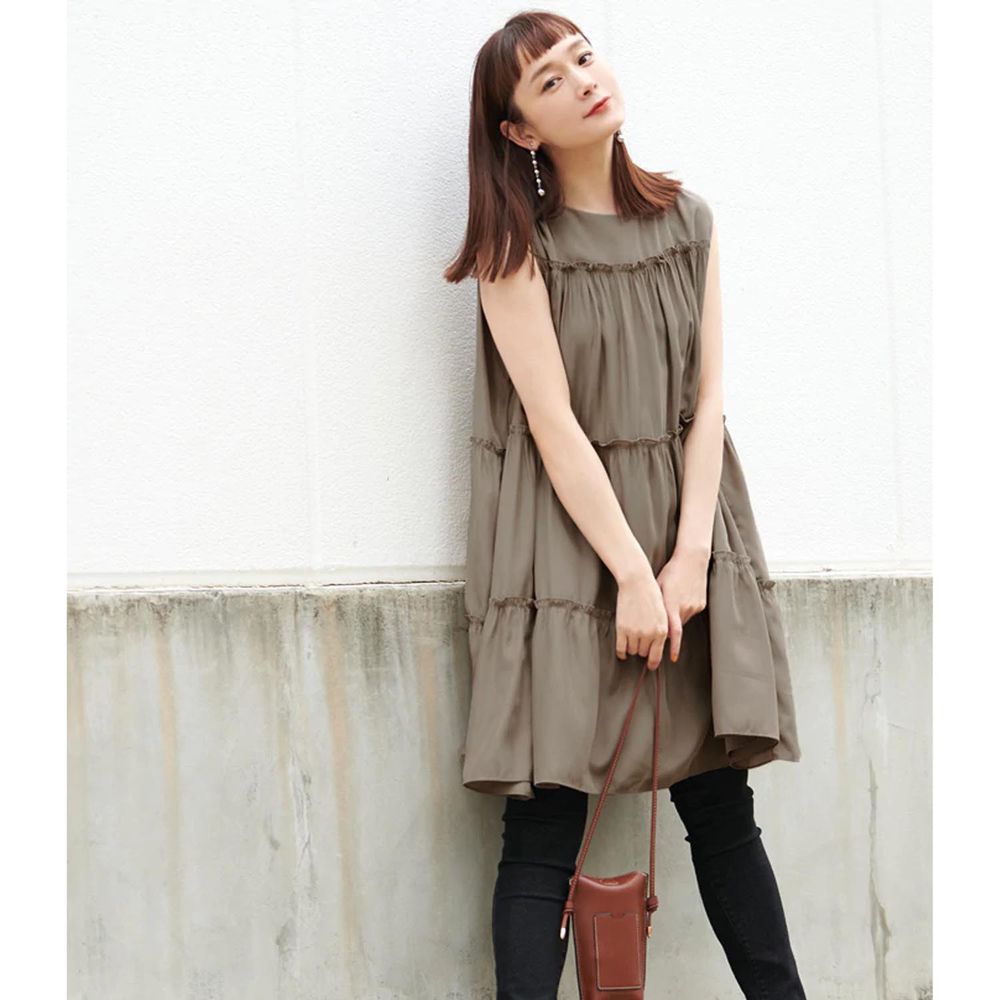 日本 COCA - 舒適木耳捲邊層次無袖長版上衣-可可棕