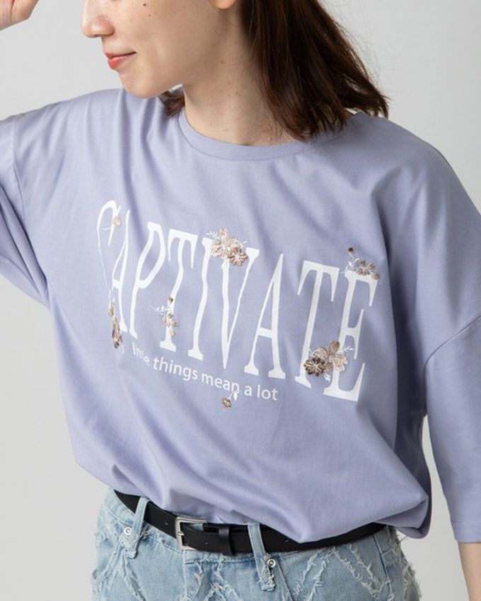 日本 gleam - 花朵刺繡英文標語天竺棉短袖T恤-白