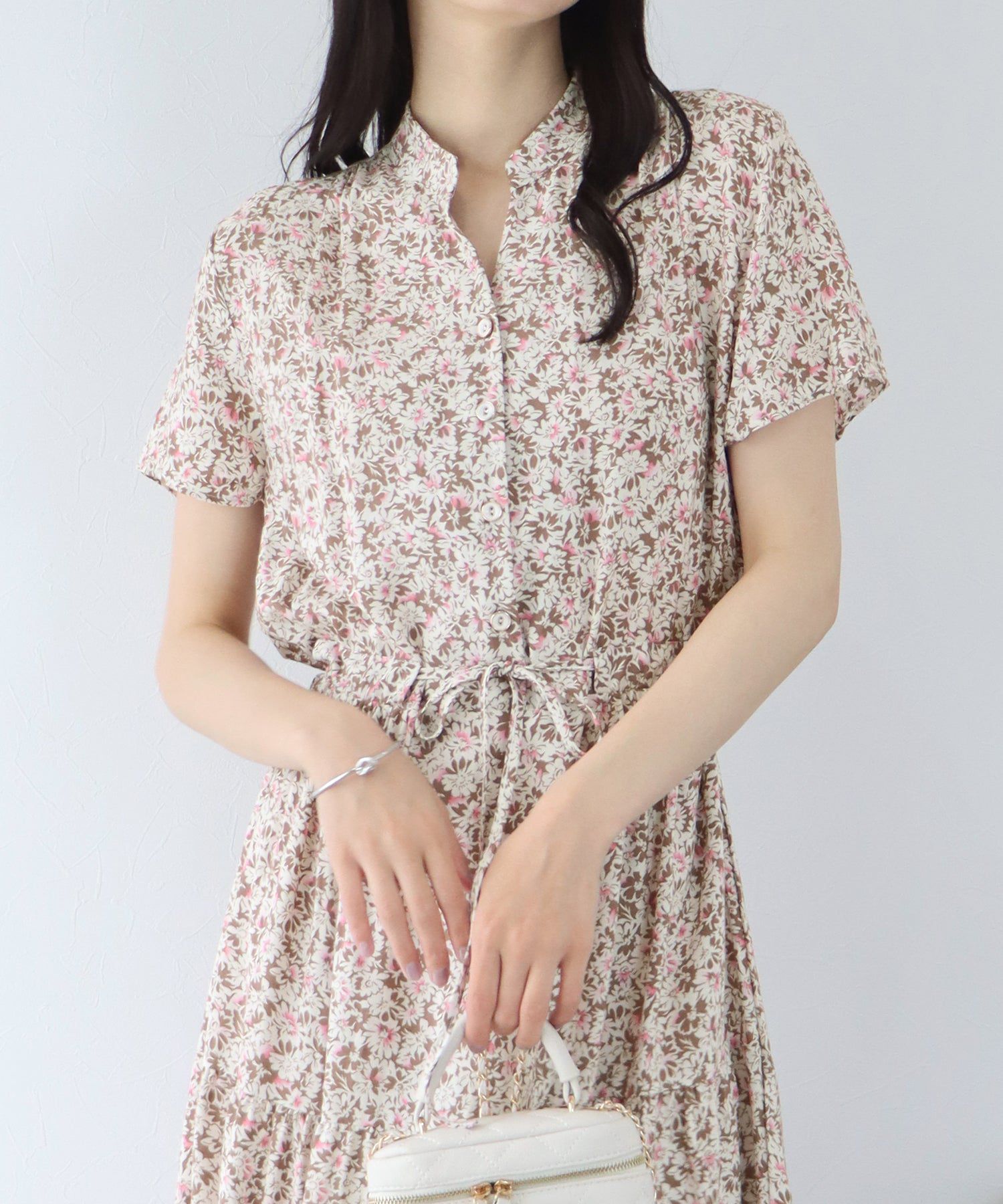 日本 BLUE EAST - 氣質小V領排釦短袖洋裝-碎花-深藍 (M(Free))