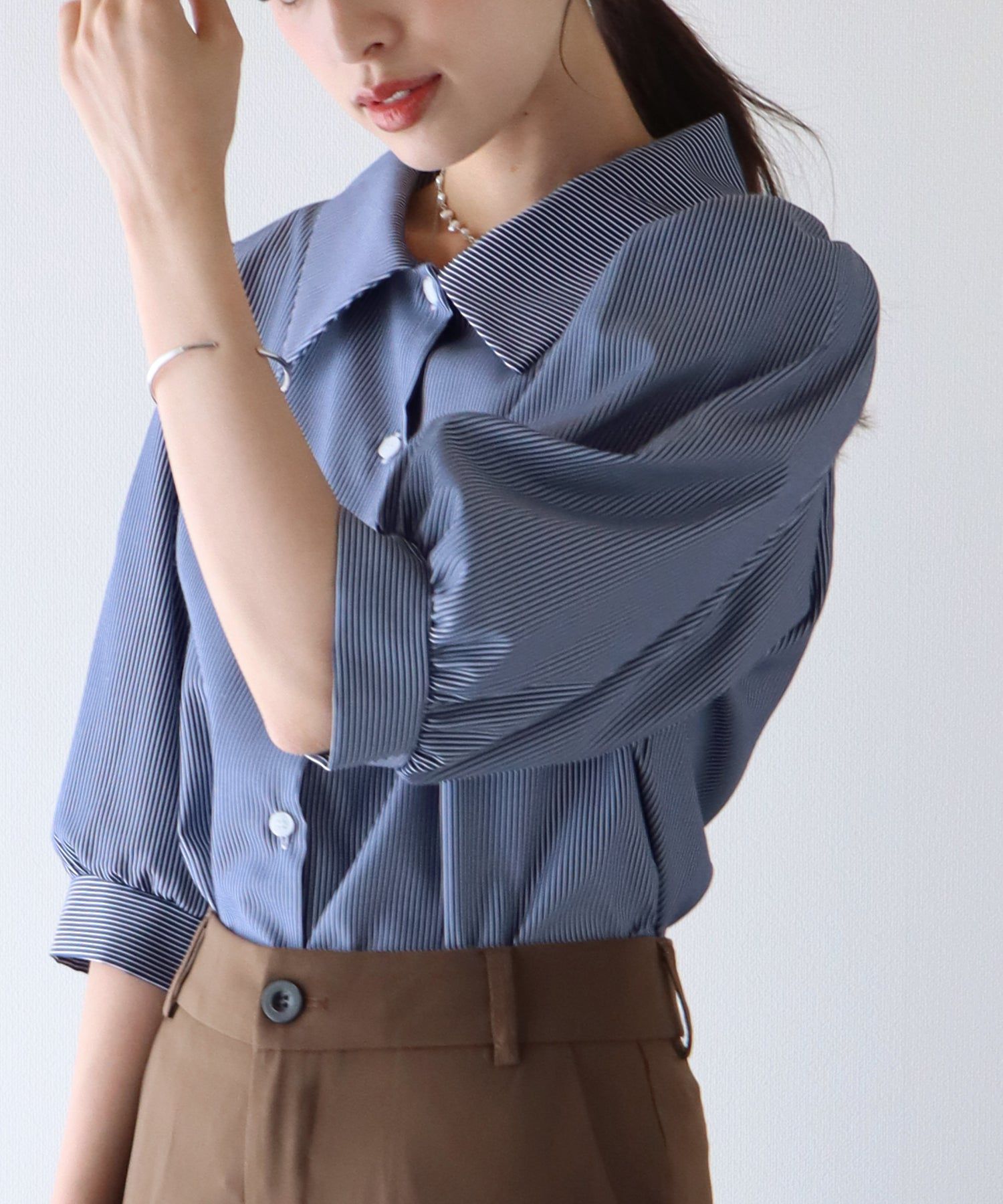 日本 BLUE EAST - 百搭翻領澎澎袖襯衫-直條紋-水藍