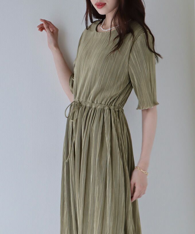 日本 BLUE EAST - 微光澤細摺縮腰短袖洋裝-黑