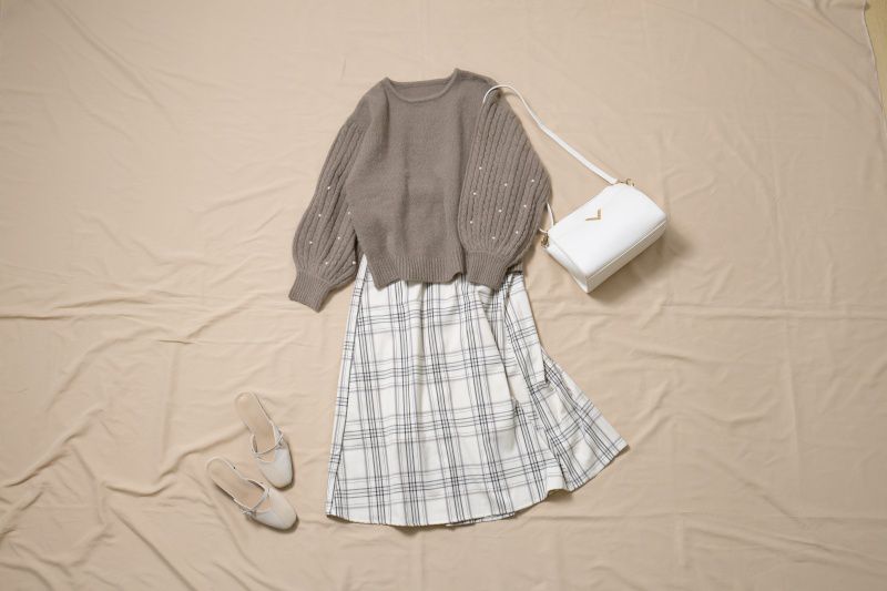 日本 BELLUNA - 純棉V領金釦點綴五分袖上衣-星塵粉