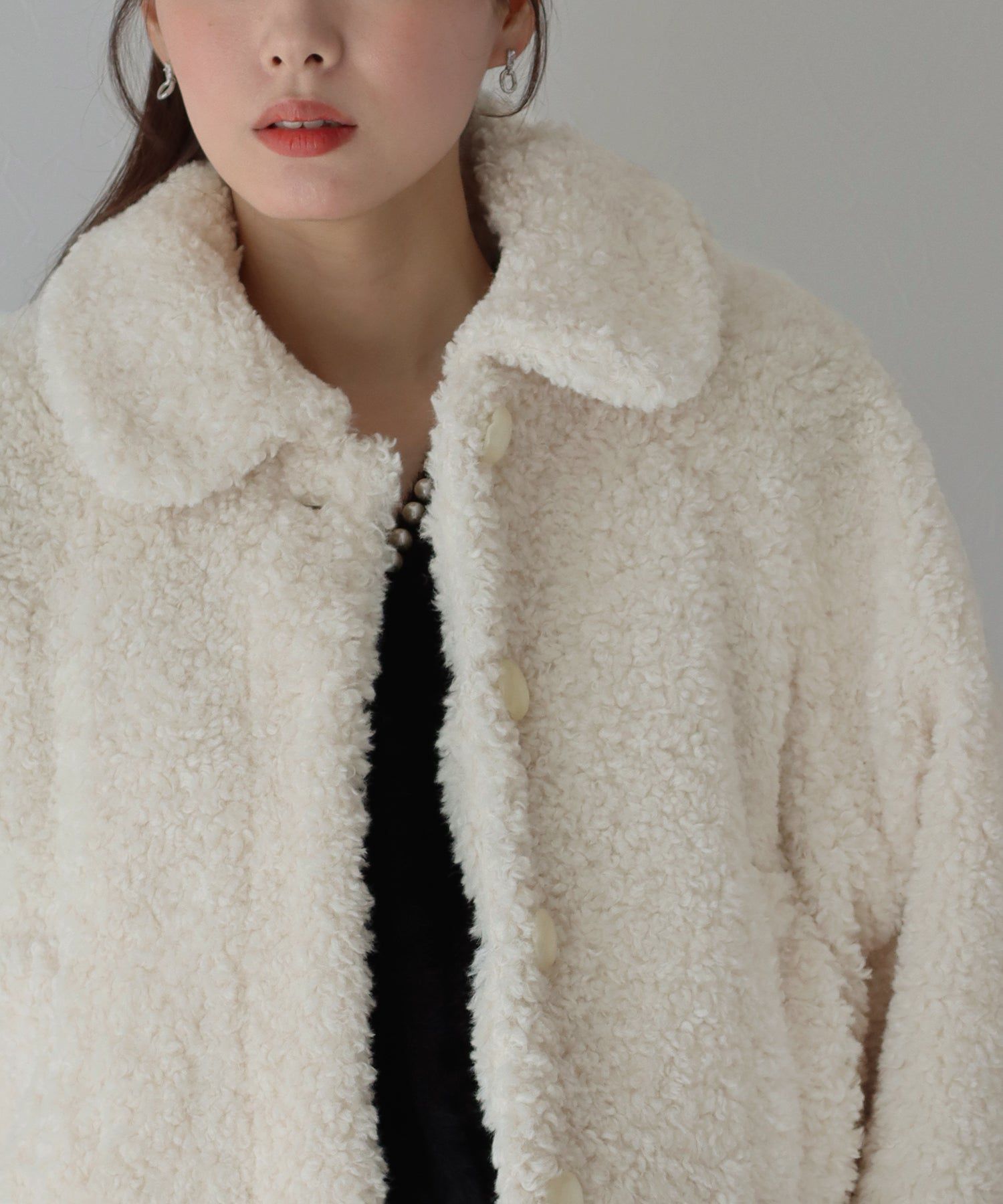 日本 BLUE EAST - 輕盈絨毛圓領短版外套-深咖啡