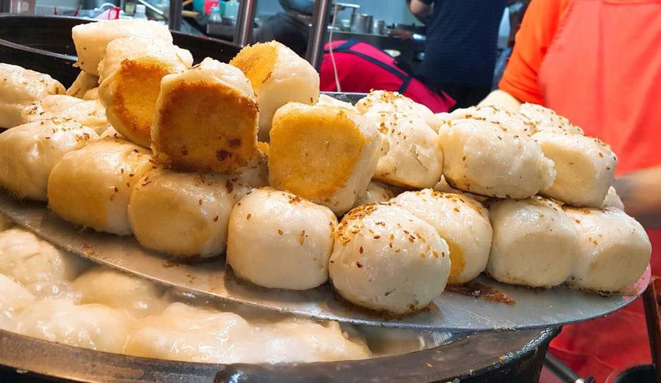 士林排隊美食！【大上海生煎包】皮脆肉汁噴發，0廚藝完美複製