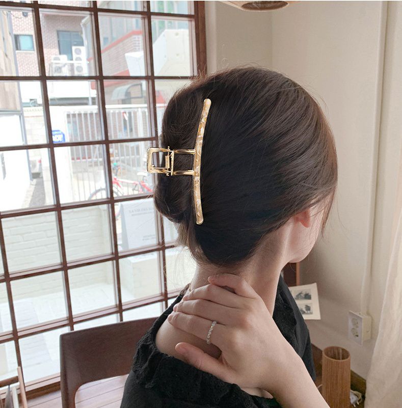 質感花紋金屬一字抓夾-焦糖色