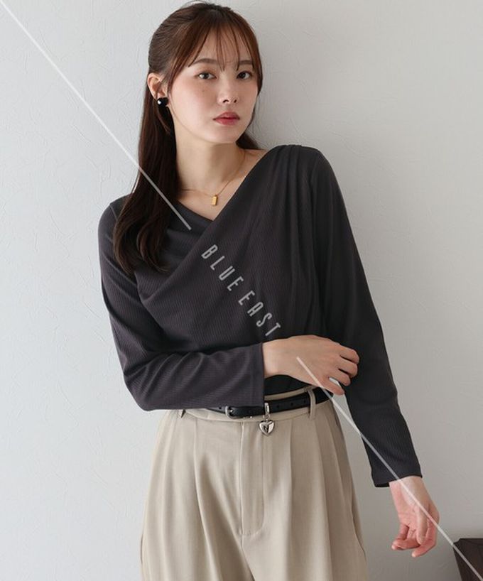 日本 BLUE EAST - 顯瘦V領垂墜感羅紋長袖上衣-淺卡其