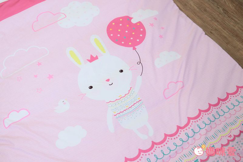 表布使用聚酯纖維中的超細纖維，耐磨不易變形，觸感也比一般人造纖維材質來得柔軟滑順