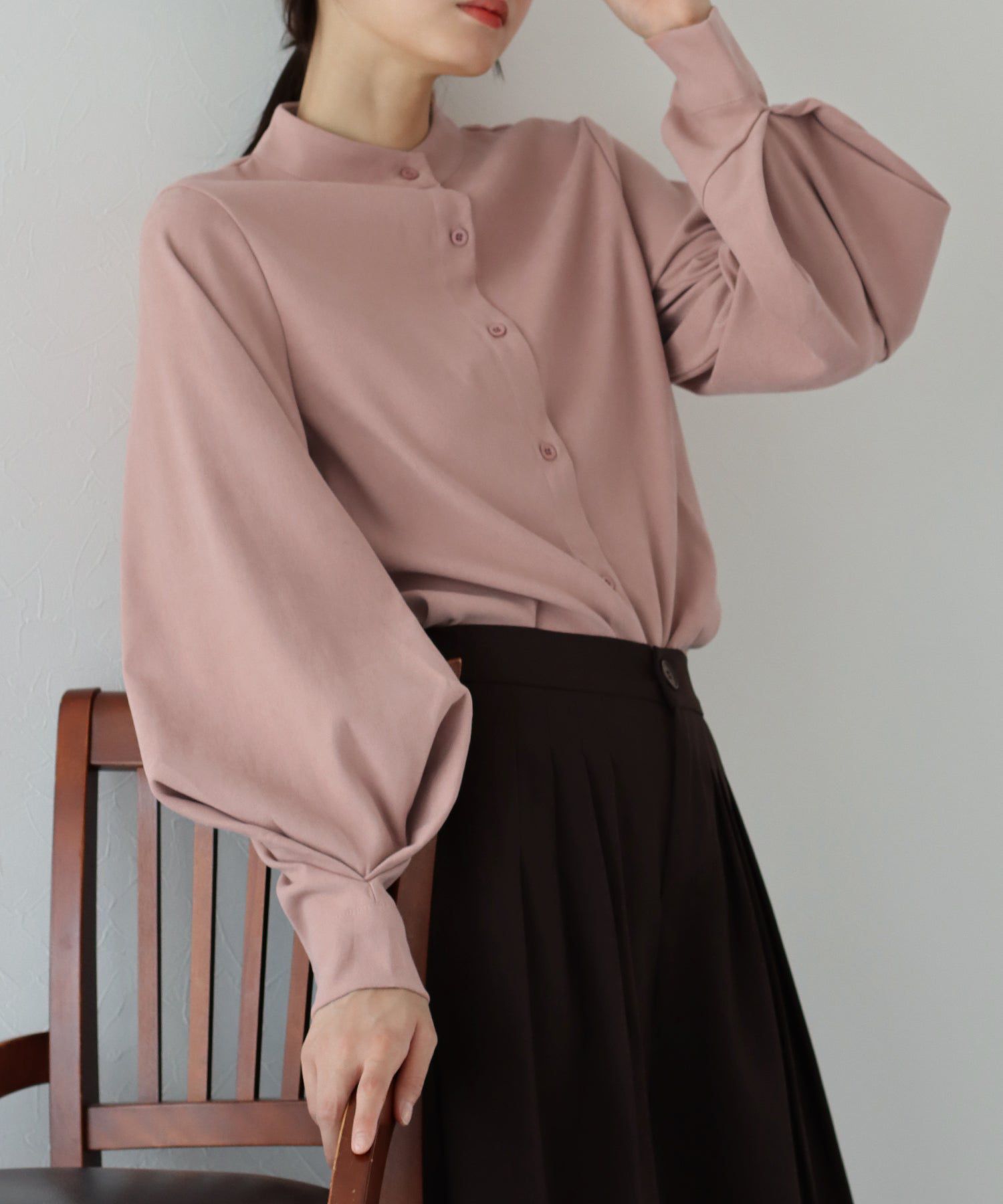 日本 BLUE EAST - 知性小立領氣球長袖襯衫-淺粉