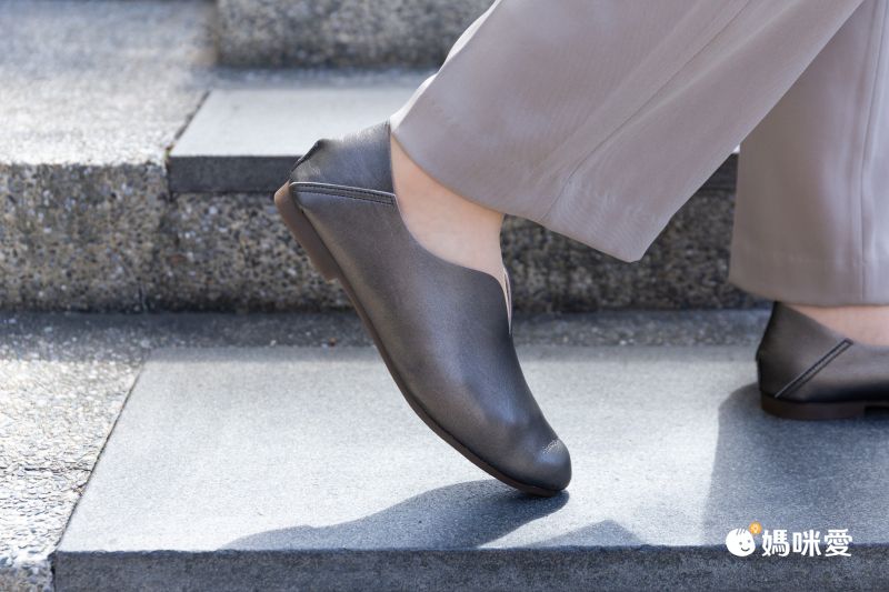 日本女裝代購 - 日本製 柔軟V字腳背美型平底鞋-經典黑