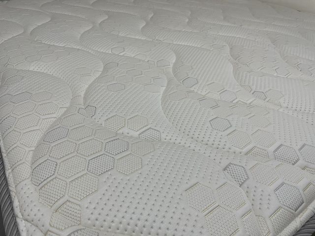 很推薦!
改善我的腰酸背痛 一夜好眠~超舒服
城市家居的床墊是用中鋼獨立筒彈簧
夏天睡非常透氣
睡覺的時候背和腰部都能支撐住和完全服貼
試躺了好幾間~最後還是買城市家居的床墊!
品質好、又符合我的預算