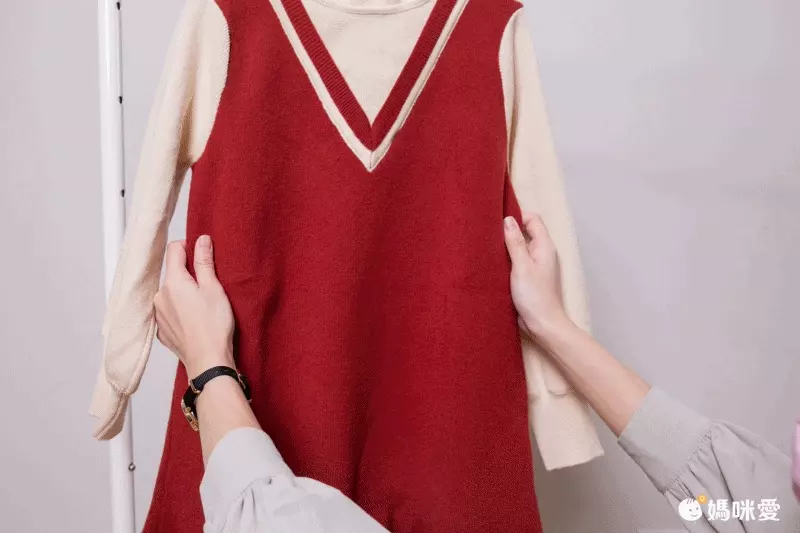 假兩件V領泡泡袖毛衣連身裙-黑色