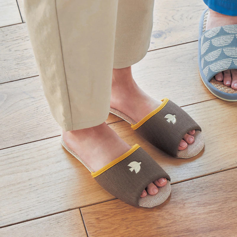 日本千趣會 - 麻料材質刺繡室內拖鞋-白鴿-咖啡