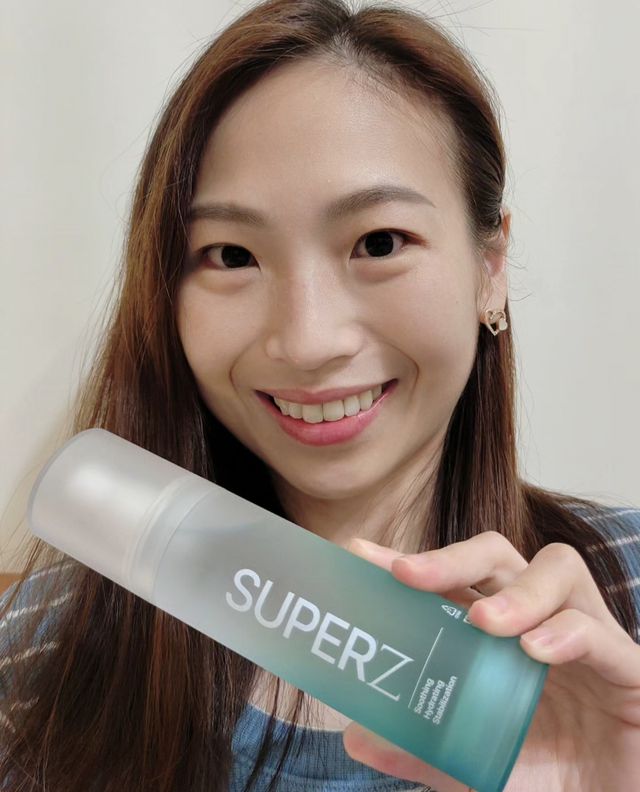 眾多保養品中
化妝水是本人不可缺少的品項之一
其中最愛噴霧型化妝水
因為嘶～嘶～嘶～三秒鐘就搞定
使用上真的超方便！

Z研這款植效瞬潤修復噴霧
除了基本的保濕效果外，還具修復的作用
噴霧算細緻
噴的時候有淡淡的香味
溫和的植物酵母萃取成份
讓我在嘶～嘶～嘶～冬天的大乾肌臉時
也不會有刺激或刺痛的感覺～
應該也滿的適合曬後拿來舒緩肌膚
或冷氣房內隨時幫臉部補充水分💦

另一款Z研植效精準修復精華
質地偏水
不是那種濃稠、會覺得黏黏的精華液
擦上去比較像凝霜那種滋潤感
吸收也很快速
跟修復噴霧一樣溫和不刺激
敏感肌的人也適用～

雖然這個品牌我是第一次知道跟使用
但整體來說
討厭黏膩保養品的我滿喜歡Z研的產品
適合各種膚質跟季節
然後它的產品外觀實在太美
一字排開的保養品中總是優先吸引我的目光😂

@mamilove_tw
#Z研植物科學保養專家 
#Z研植效瞬潤修復噴霧 
#Z研植效精準修復精華
