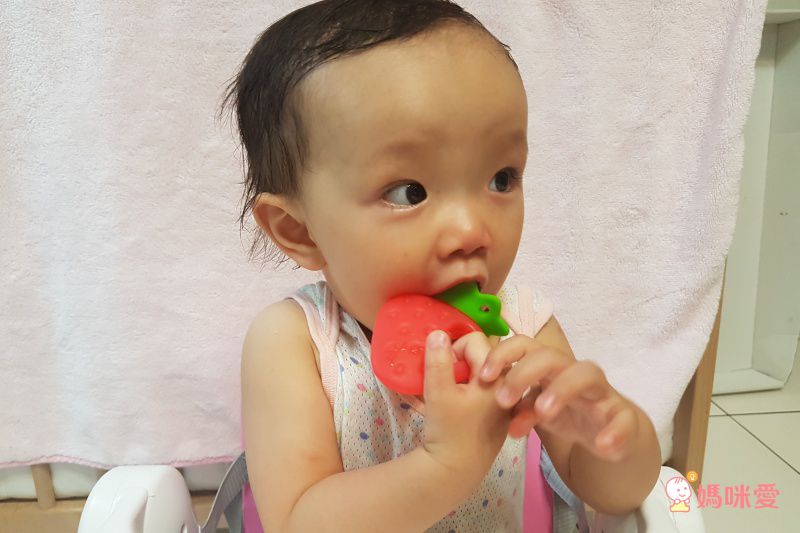 日本 Richell 利其爾 - 咬咬固齒器_(附盒)-魔力菇-紅/白 (6x4x8cm)-3m以上適用