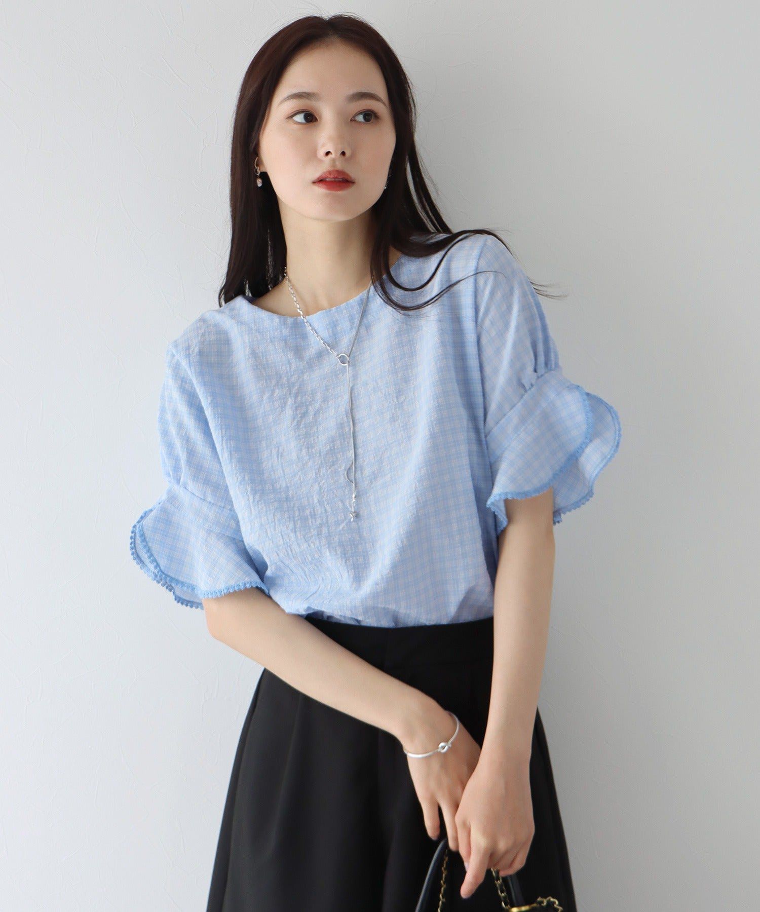 日本 BLUE EAST - 圓領小格紋荷葉五分袖上衣-水藍