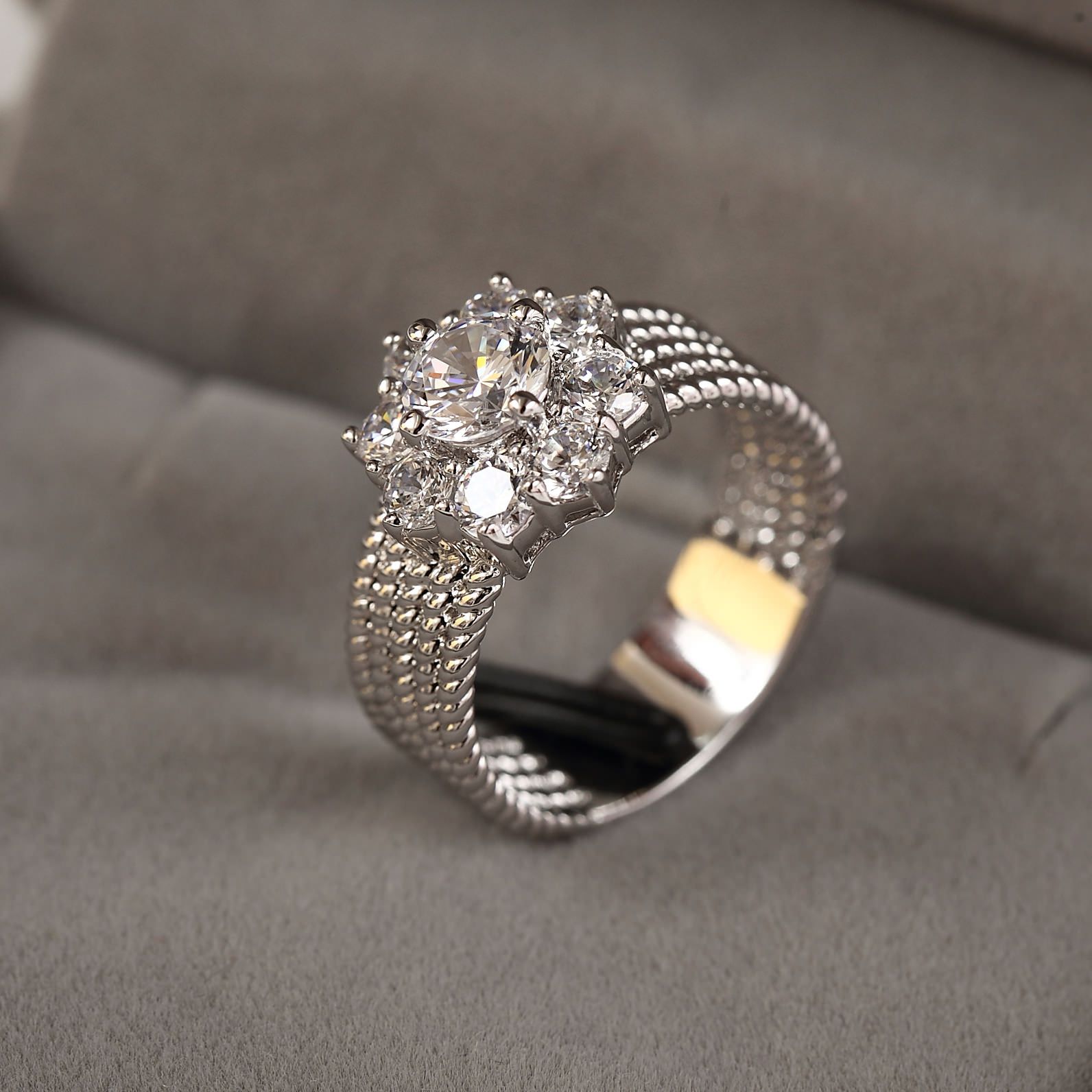 美國ILG鑽飾 - Love愛的焦點0.75克拉戒指 – 頂級美國ILG Diamond，媲美真鑽亮度的鑽飾【RI020】-加贈高級珠寶級絨布盒1個-外國抗敏材質電鍍頂級白K金色