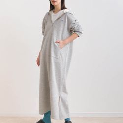 日本 OMNES - 休閒刺繡logo裏毛連帽長袖洋裝-淺灰