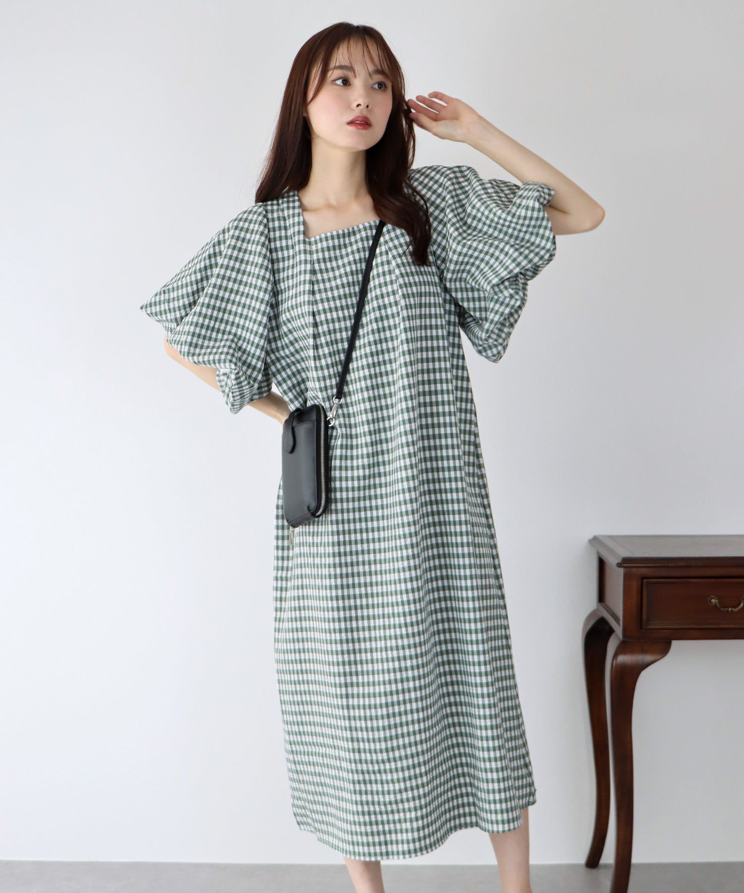 日本 BLUE EAST - 文藝方領大泡泡袖洋裝-格紋-黑