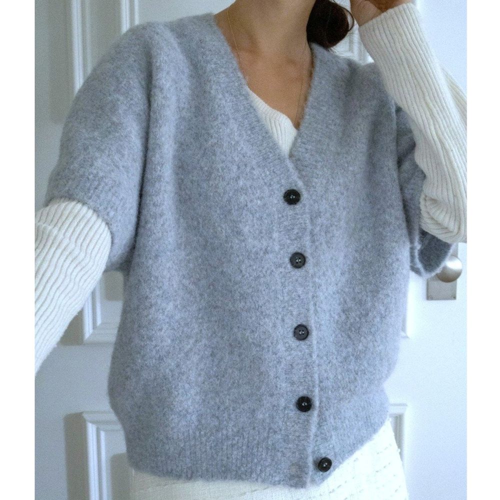 知性風格溫暖混羊毛V領背心-淺灰藍 (FREE)