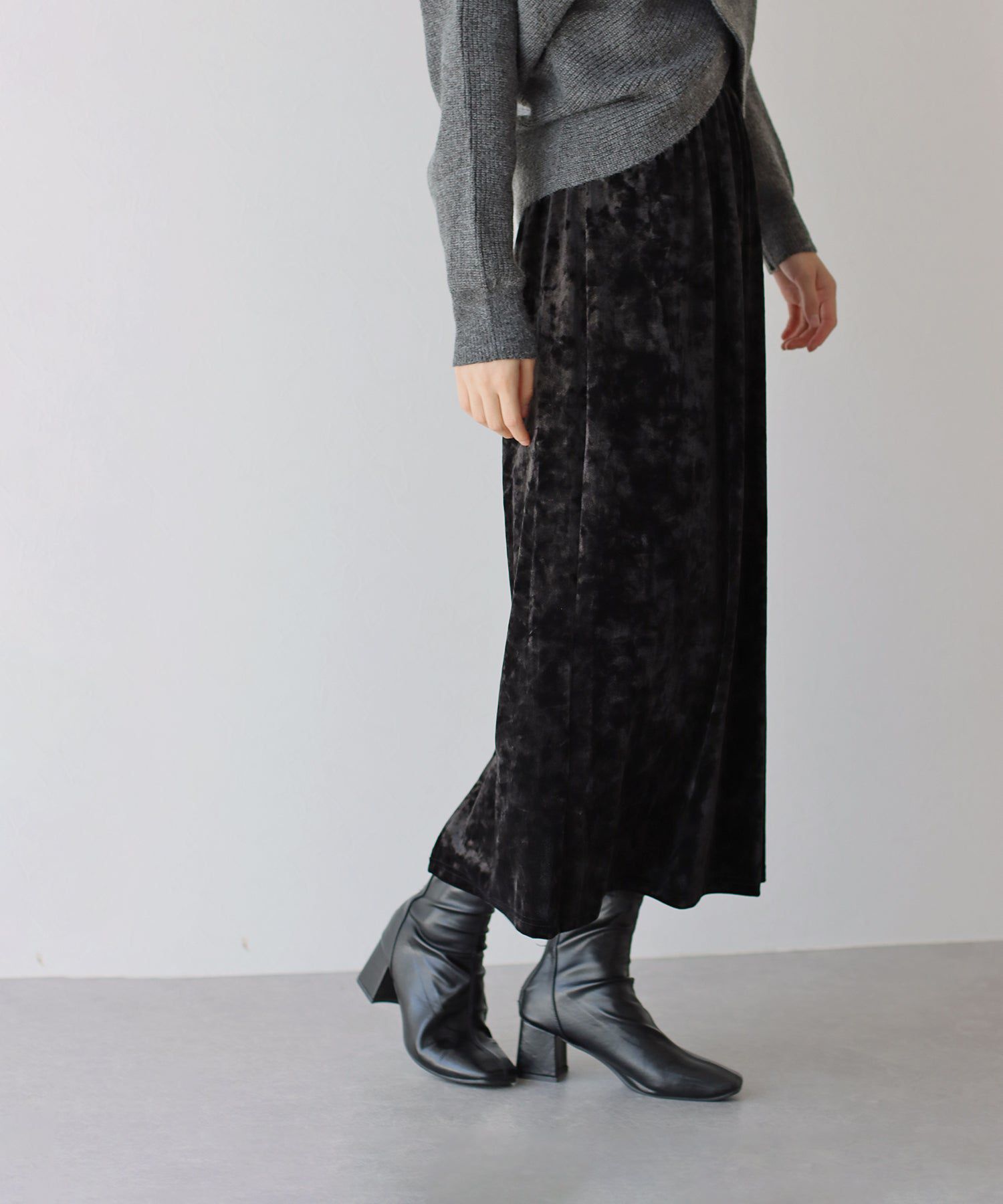 日本 BLUE EAST - 優雅絲絨感後開叉鬆緊長裙-淺摩卡