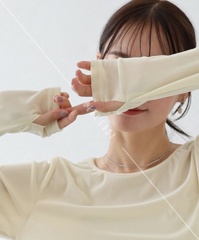 日本 BLUE EAST - 透明感光澤絨面船領長袖上衣-(指孔設計)-米白