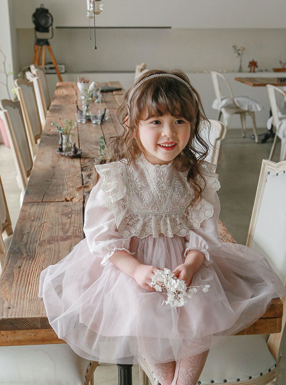 韓國 Puellaflo - 蕾絲太陽雕花荷葉領網紗洋裝-粉紅