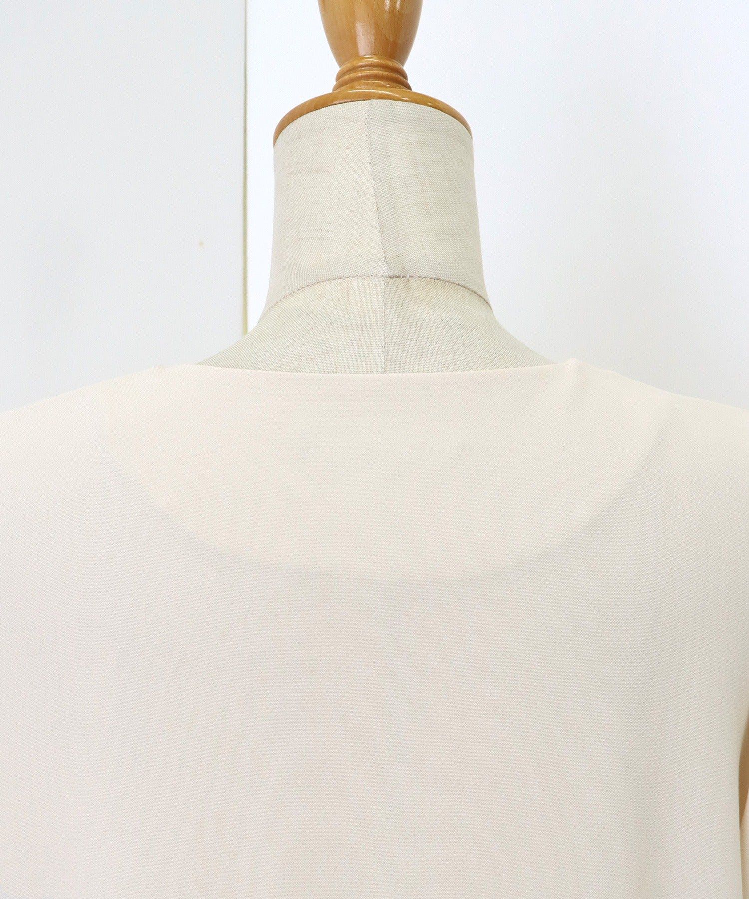 日本 BLUE EAST - 氣質V領珍珠釦短袖襯衫-淺米杏