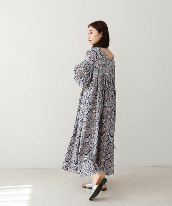 日本 Bab - 滿版歐風印花V領泡泡寬袖洋裝-寶藍棕系
