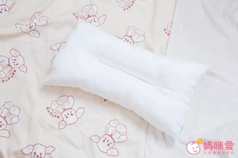 他們家的枕芯也很特別！中間是有絎縫設計的，寶貝睡的時候脖子和頭部能更舒服