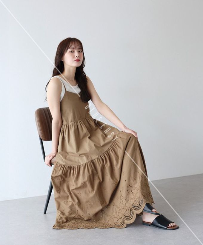 日本 BLUE EAST - 精緻雕花下擺迷人細肩帶洋裝-黑