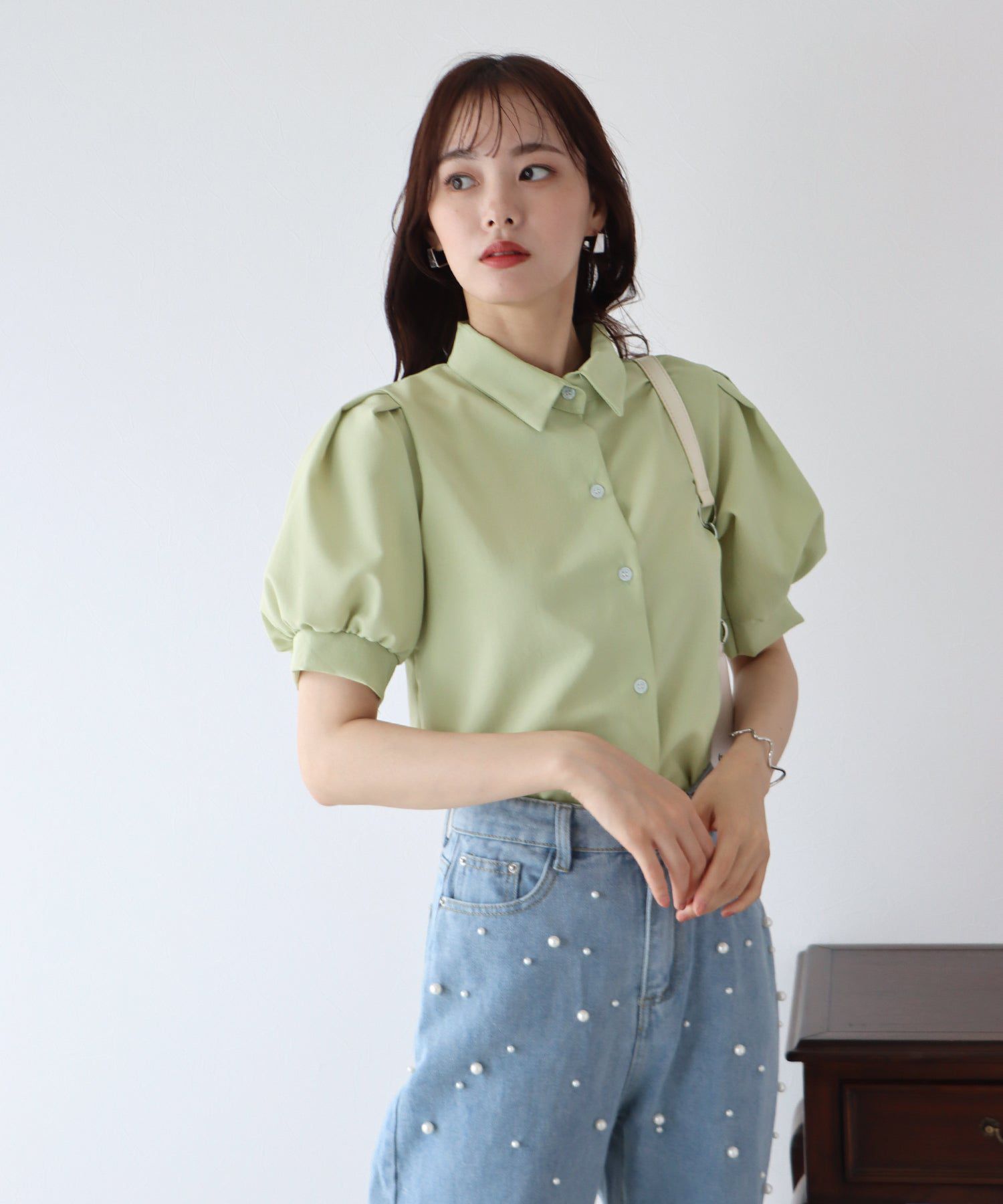 日本 BLUE EAST - 優雅百搭泡泡短袖襯衫-深藍