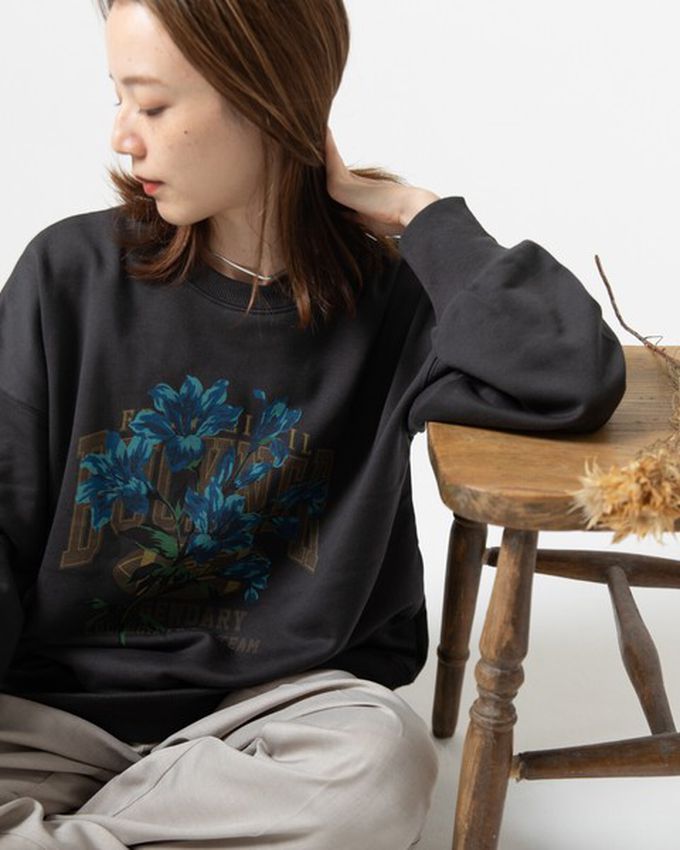 日本 gleam - 裏毛寬版學院風花卉大學T-白