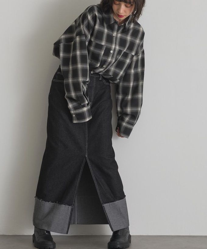 日本 ELENCARE DUE - 10oz抽鬚摺邊俐落前開叉牛仔長裙-黑