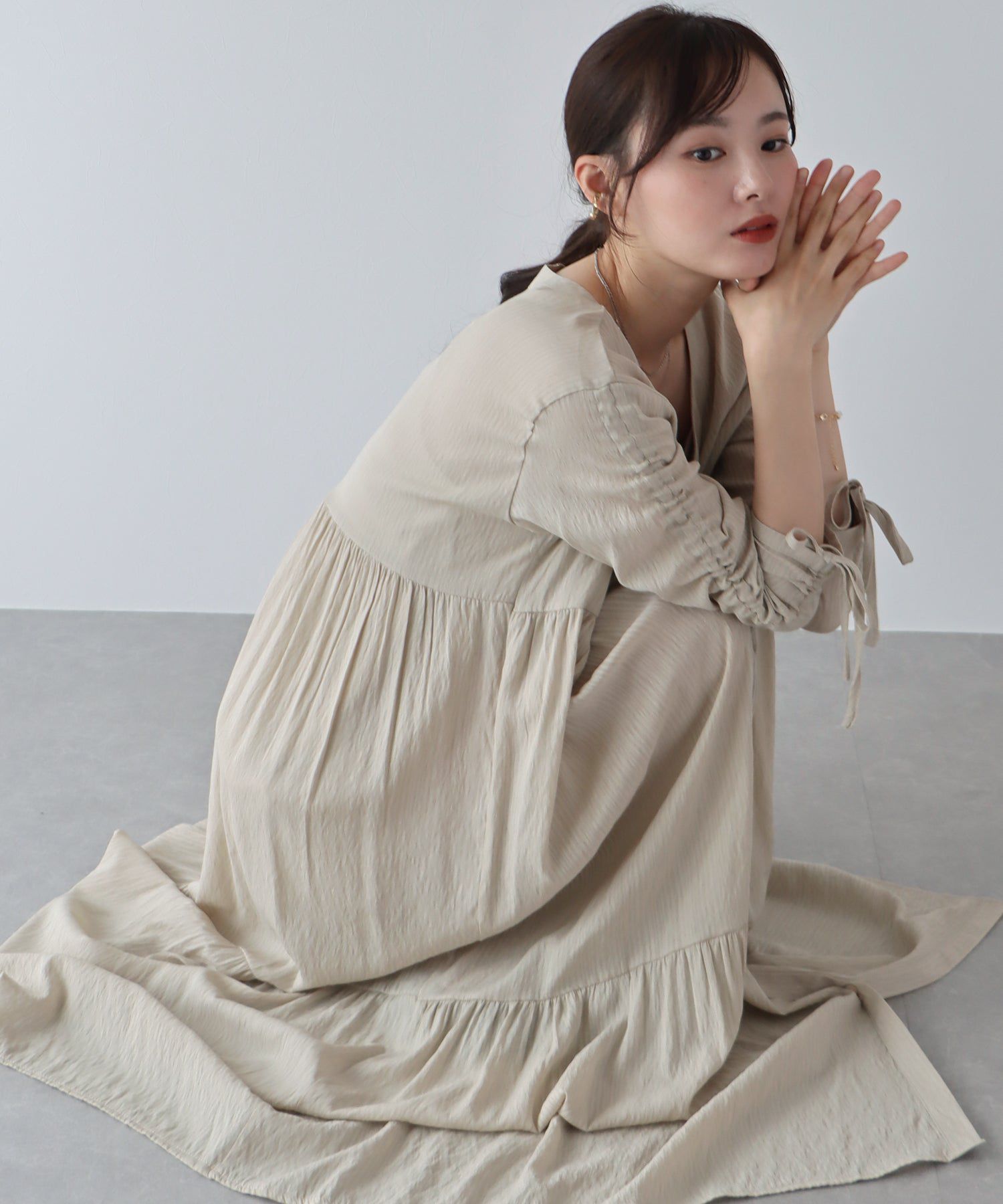 日本 BLUE EAST - 楊柳文藝抽繩長版襯衫-米杏