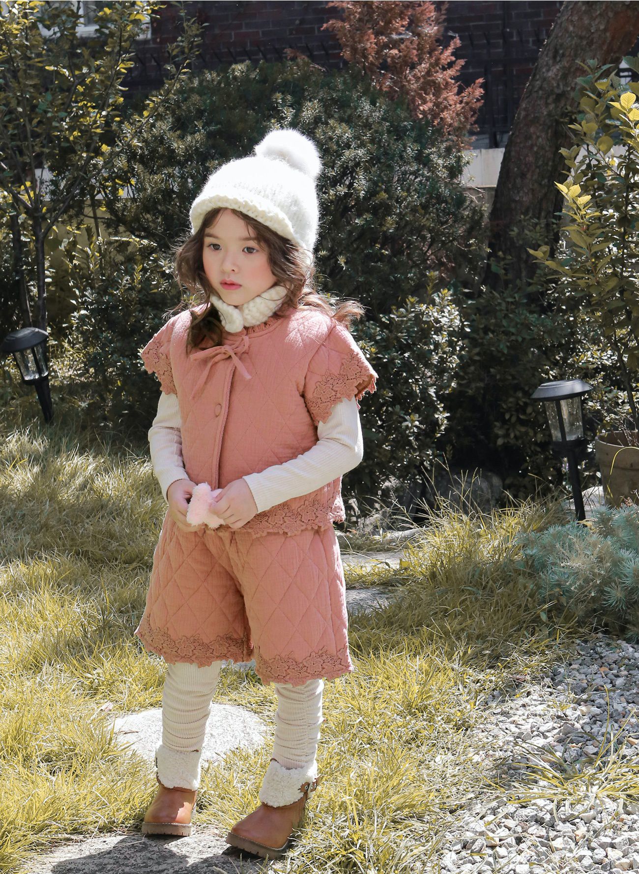 韓國 Puellaflo - 小花蕾絲菱格壓紋外搭短褲-磚紅