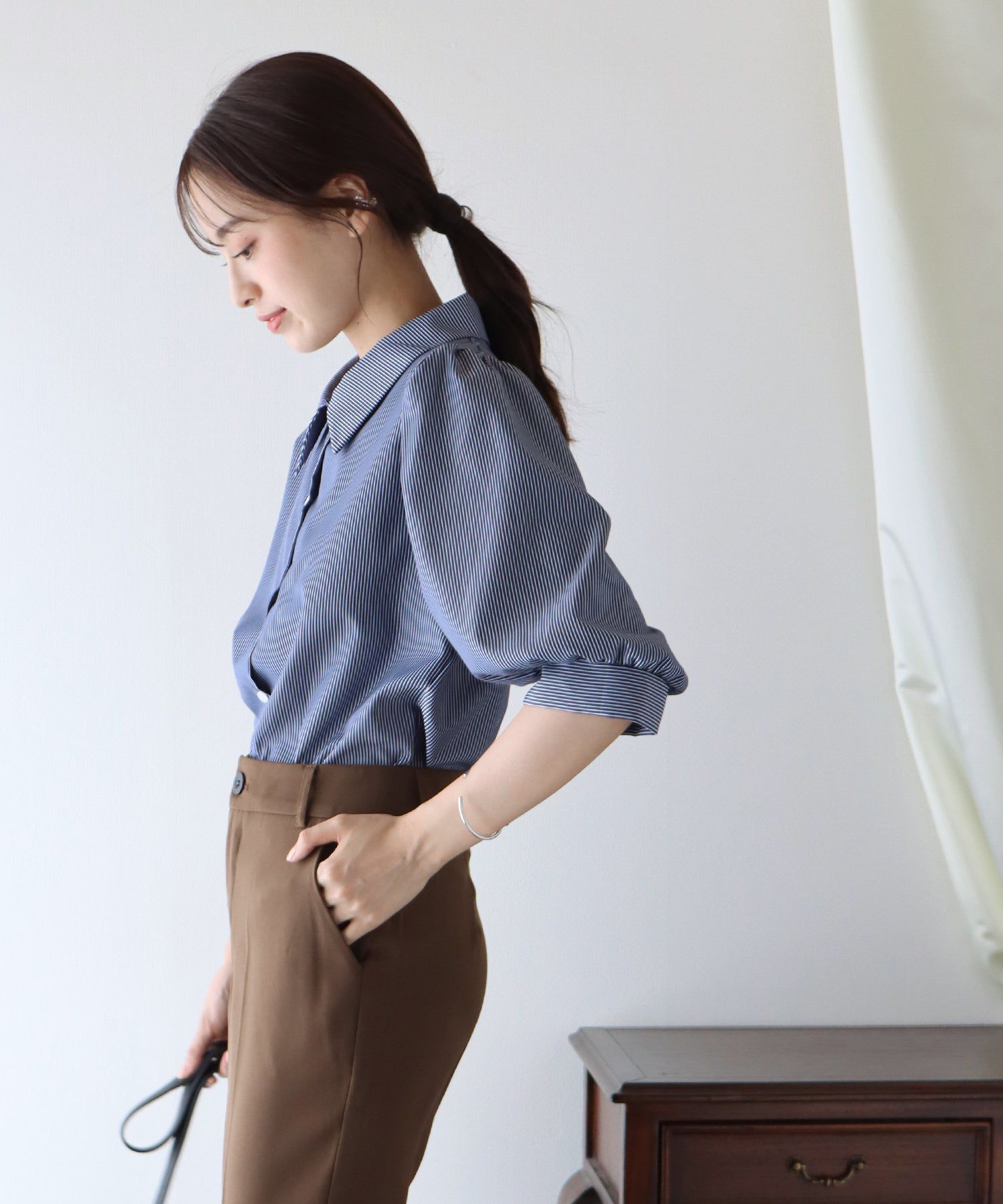 日本 BLUE EAST - 百搭翻領澎澎袖襯衫-直條紋-水藍