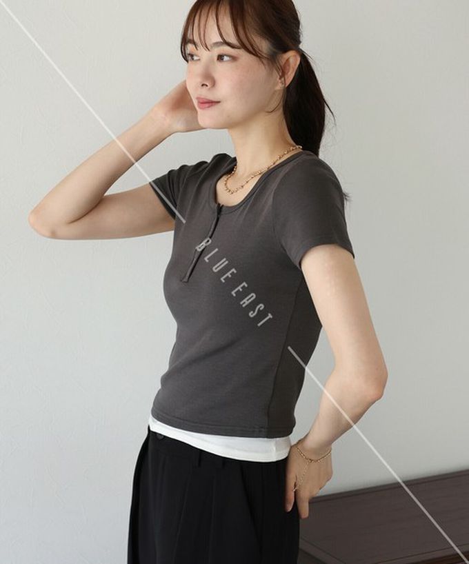 日本 BLUE EAST - 亨利領合身美型短袖上衣-水藍