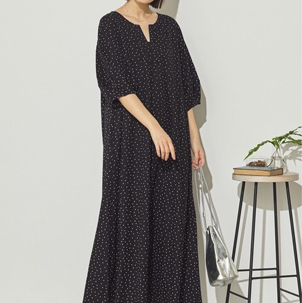 接觸涼感 顯瘦A字鑰匙領五分袖洋裝-圓點-黑