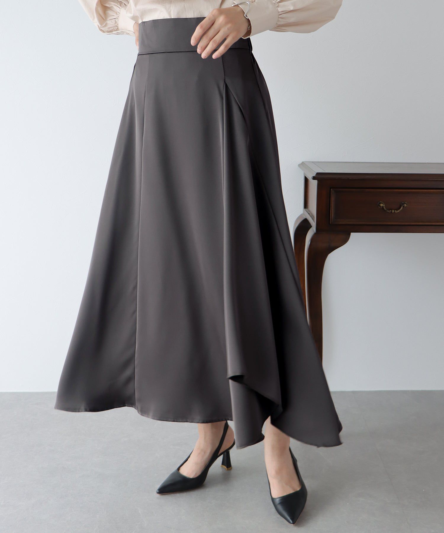 日本 BLUE EAST - 光澤不規則抓皺修身長裙-深灰