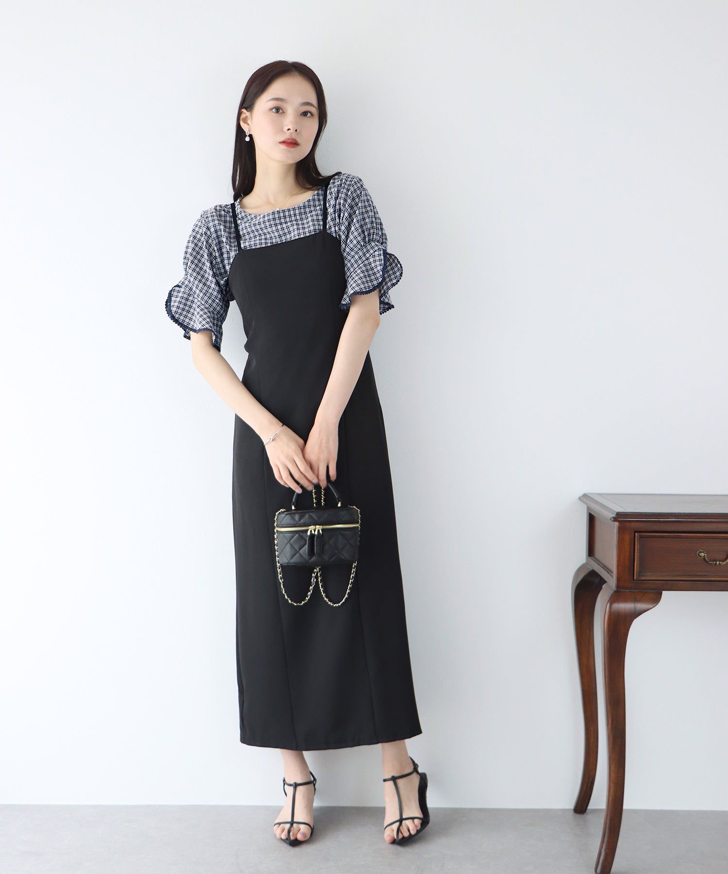 日本 BLUE EAST - 圓領小格紋荷葉五分袖上衣-水藍