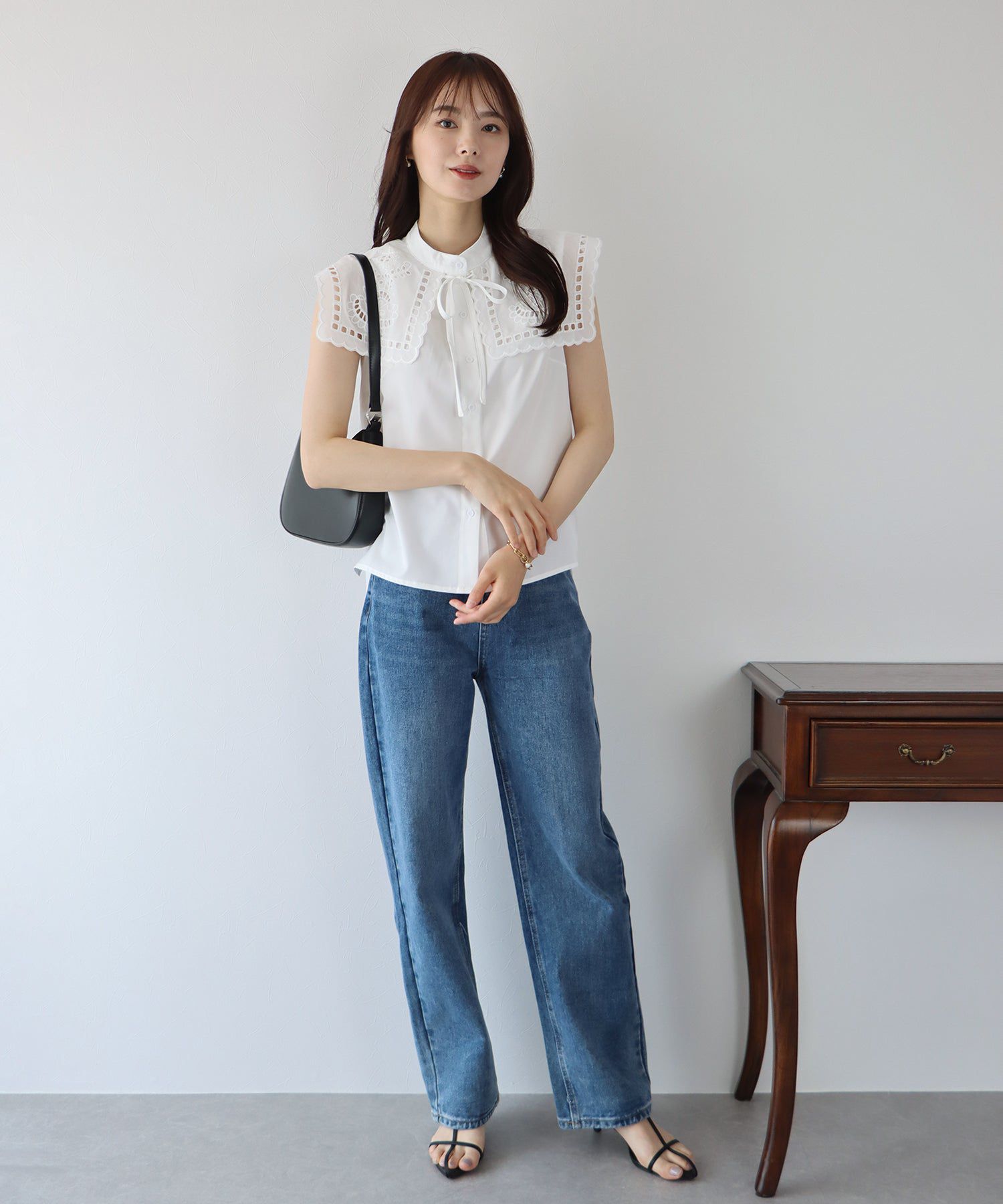 日本 BLUE EAST - 甜美蕾絲方領無袖上衣-水藍