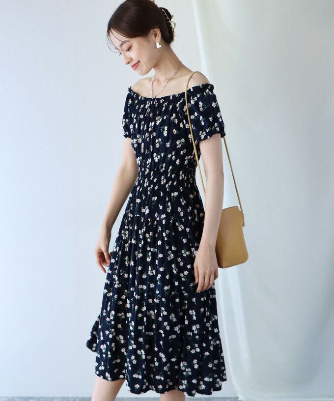 日本 BLUE EAST - 絕美平口縮腰泡泡袖洋裝-碎花-藍