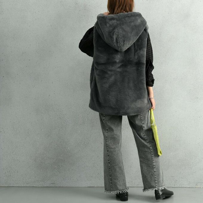 日本 ELENCARE DUE - 柔軟蓬鬆仿毛長版連帽背心(有口袋)-炭黑