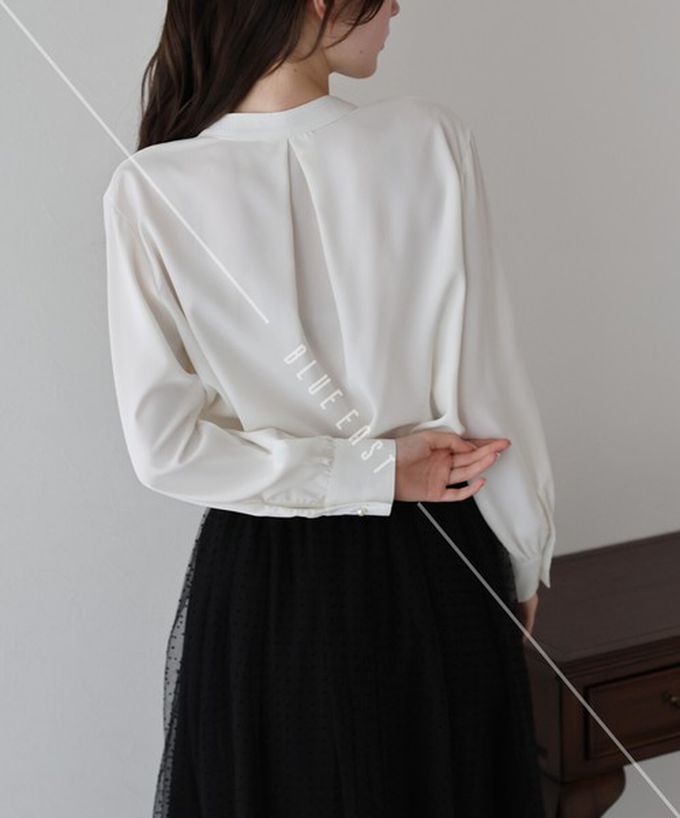 日本 BLUE EAST - 2way領知性整潔感打褶長袖上衣-珍珠袖扣-卡其杏