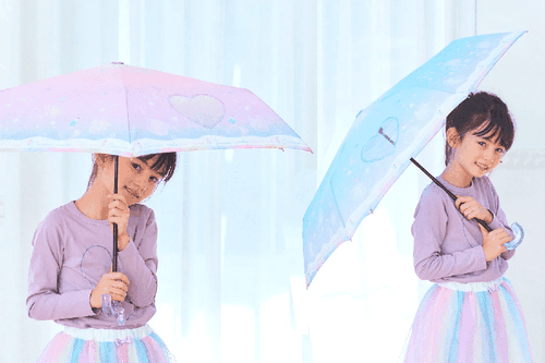 <span>兒童雨傘的尺寸和重量應該要適中，傘面不要太大也傘重不要太重，這樣孩子才能夠輕鬆使用，也不會因為如此去戳到別人喔～</span>